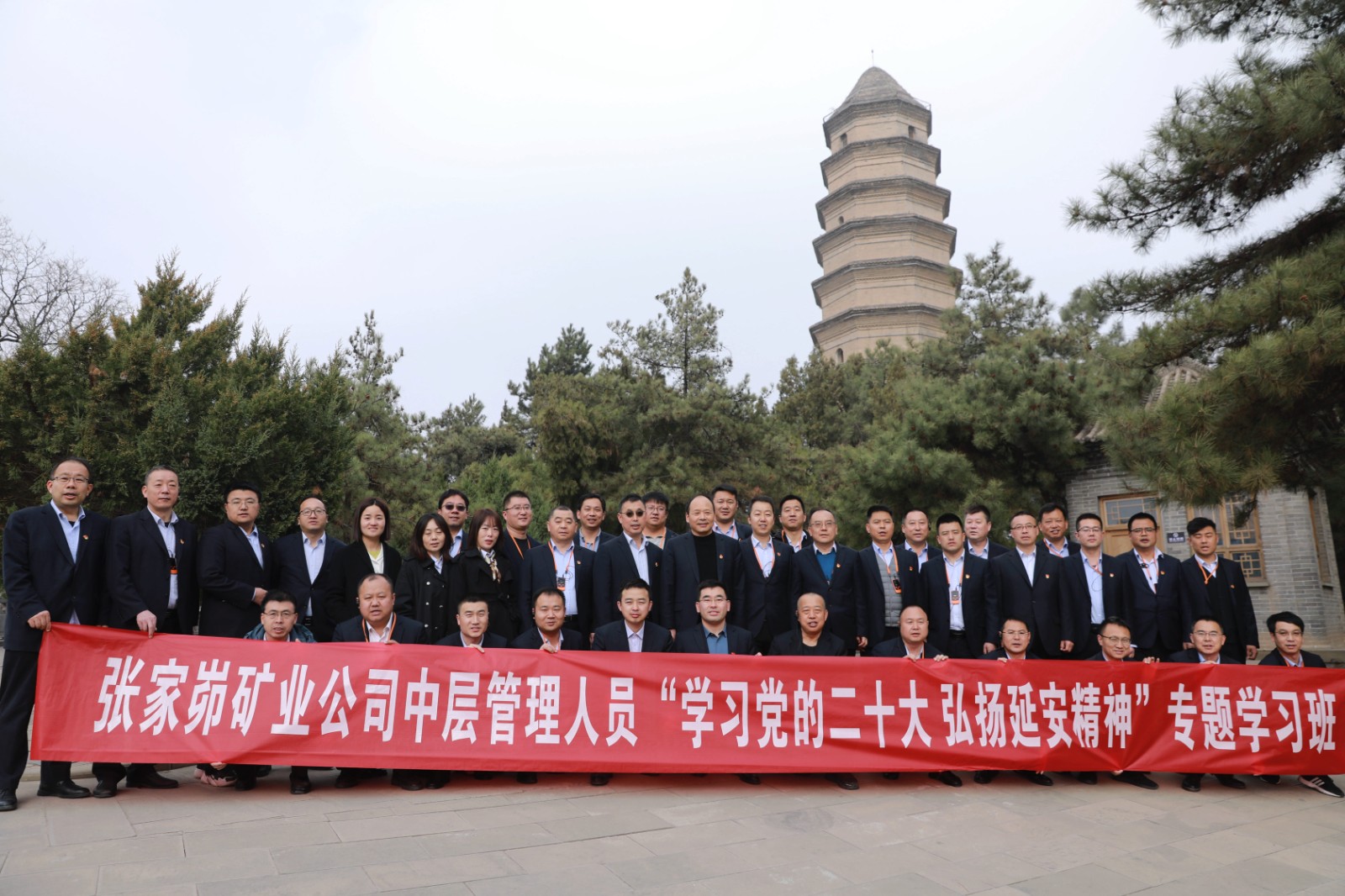 091686275485536835.jpeg 在宝塔山合影留念.JPG