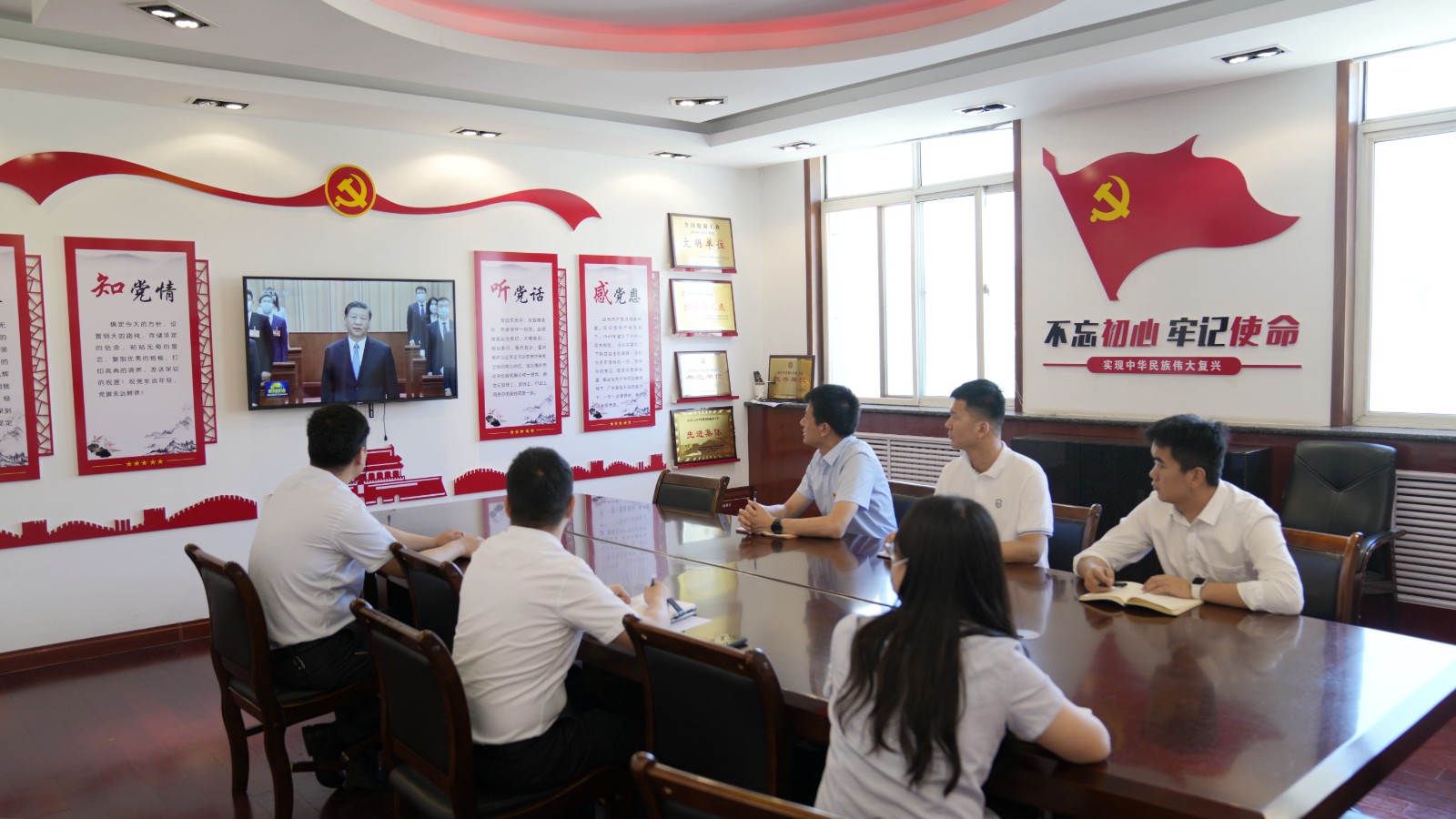 211687335963611425.jpeg 集中观看大会开幕式.JPG