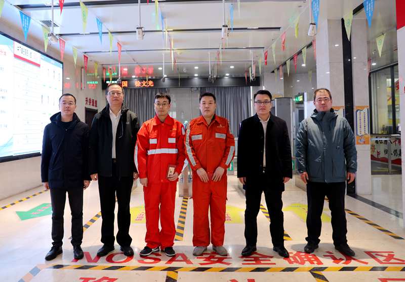 041707031444113163.jpeg 呼少平 孙保庆慰问_副本.jpg