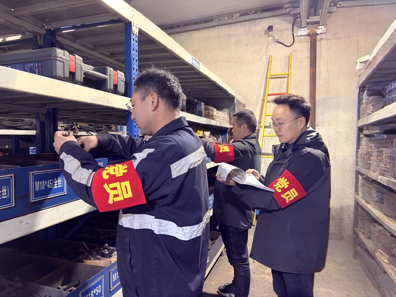 041754278922644190.jpeg 韩涛带头清点库房材料清单(修图)(呼永杰、王光伟陪同).jpg