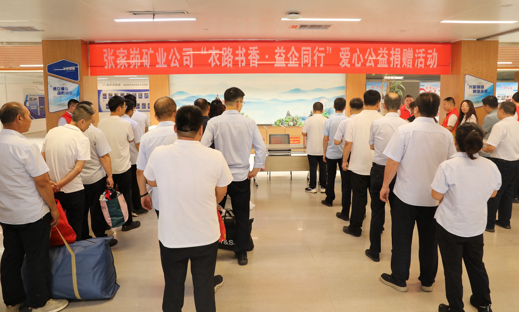 061785989321540857.jpeg 公司开展“衣路书香·益企同行”爱心公益捐赠活动 (1).jpg