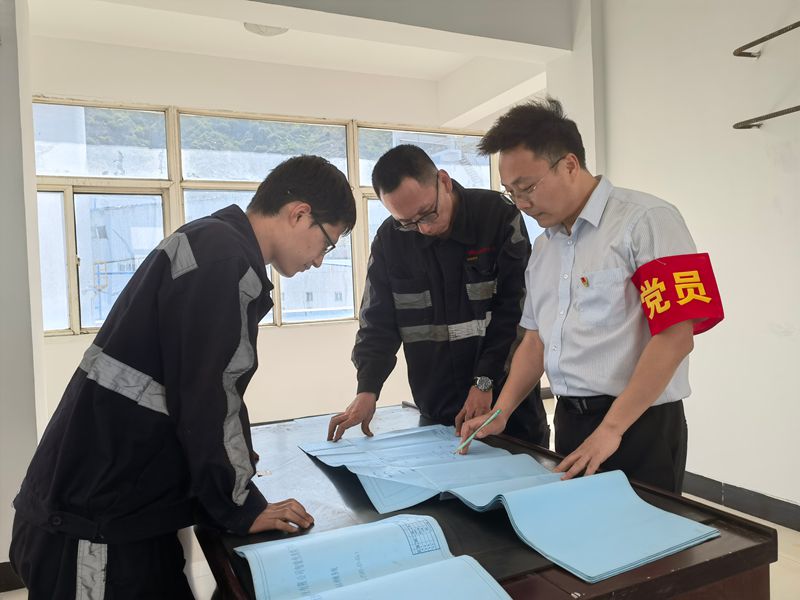 021788314075490976.jpeg 韩涛与薛明现场看图纸_副本.jpg